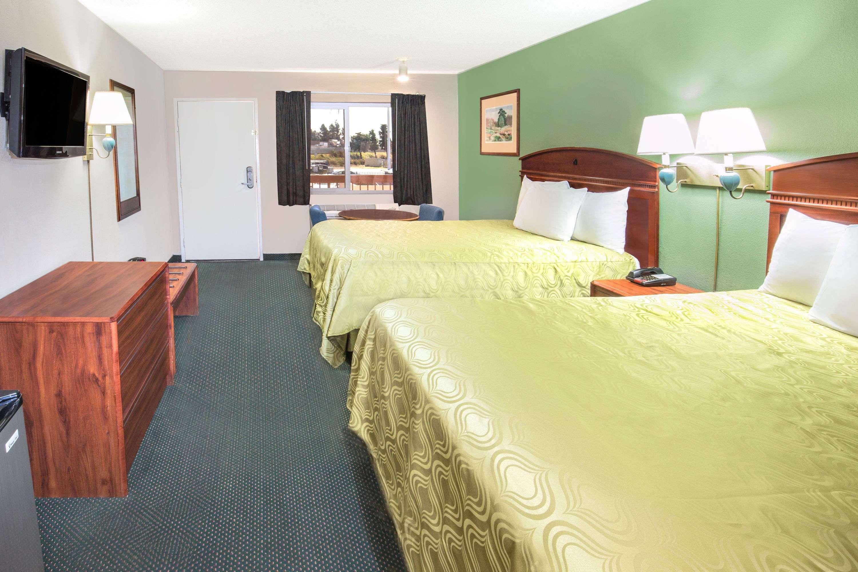 Days Inn By Wyndham Ontario Airport Buitenkant foto