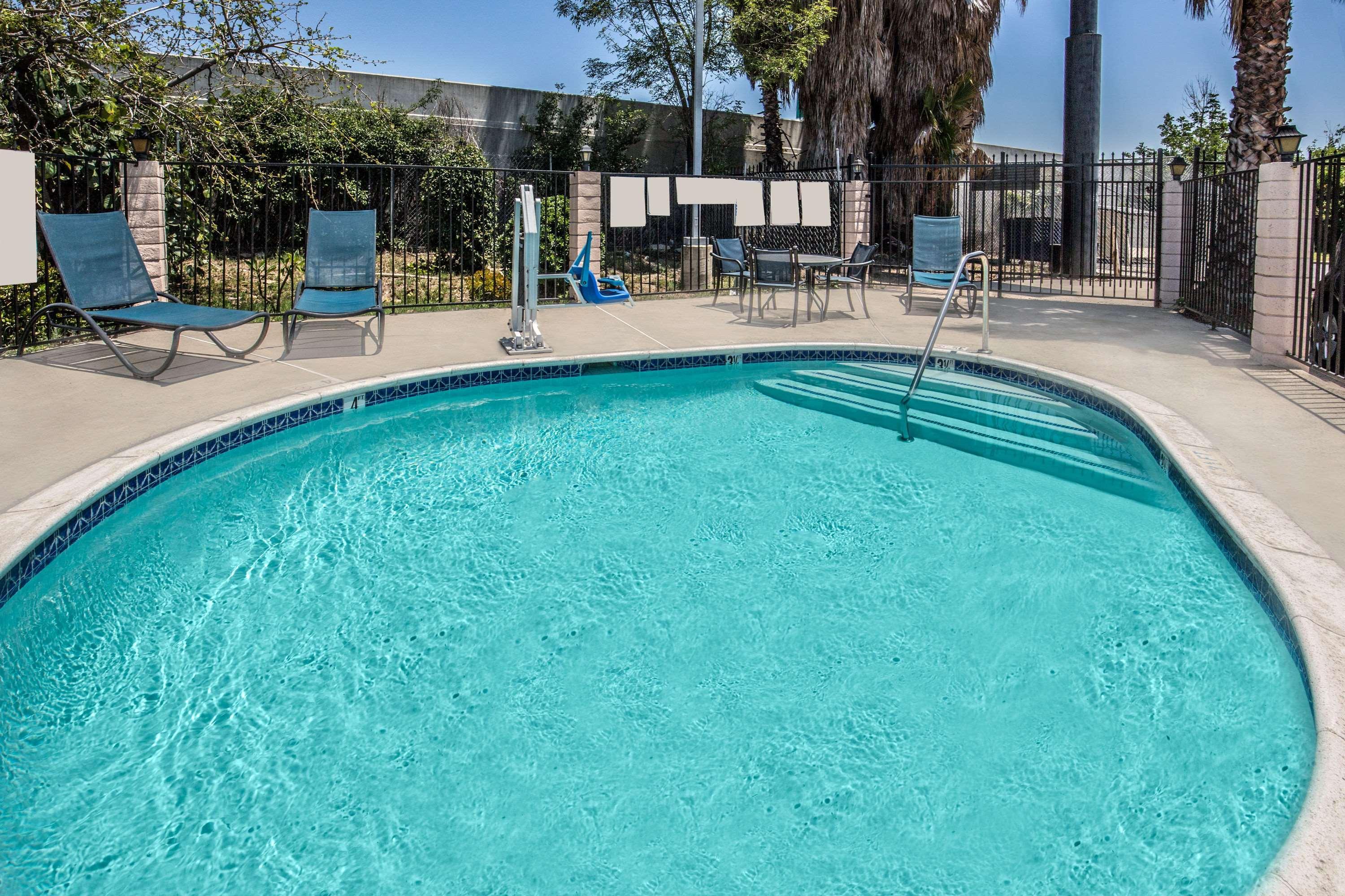 Days Inn By Wyndham Ontario Airport Buitenkant foto