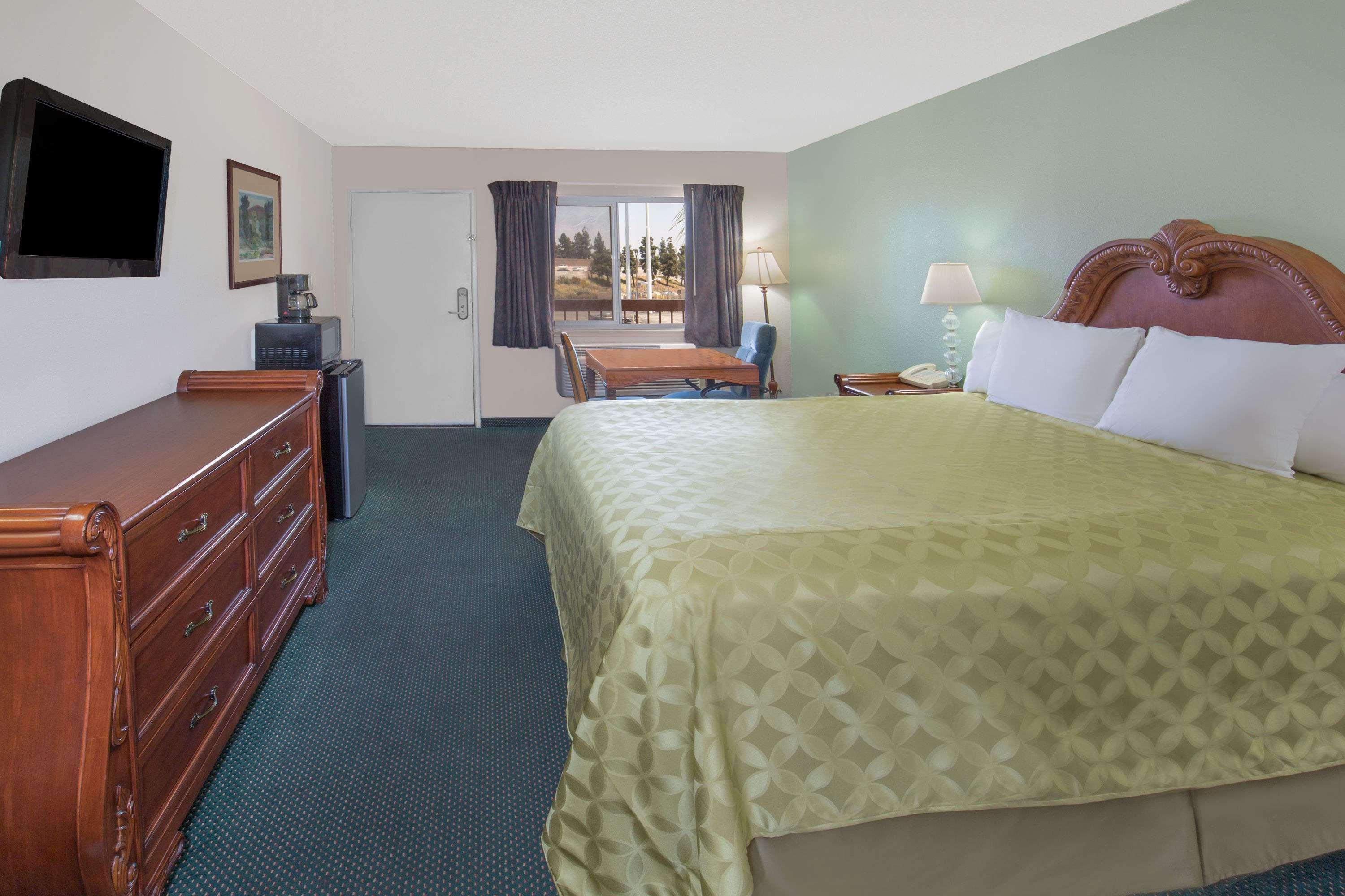 Days Inn By Wyndham Ontario Airport Buitenkant foto