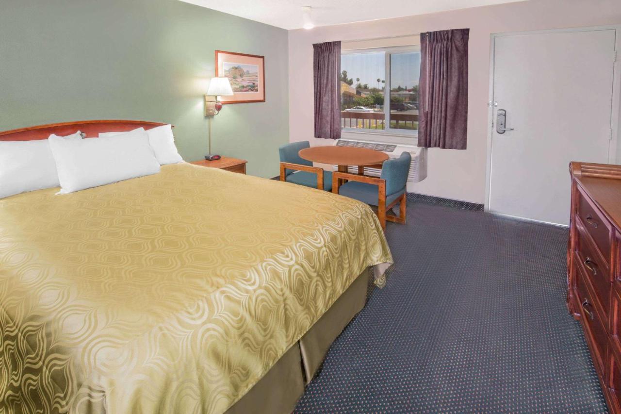 Days Inn By Wyndham Ontario Airport Buitenkant foto