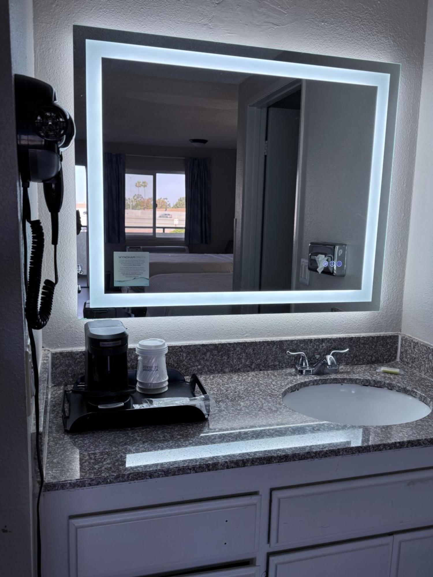 Days Inn By Wyndham Ontario Airport Buitenkant foto