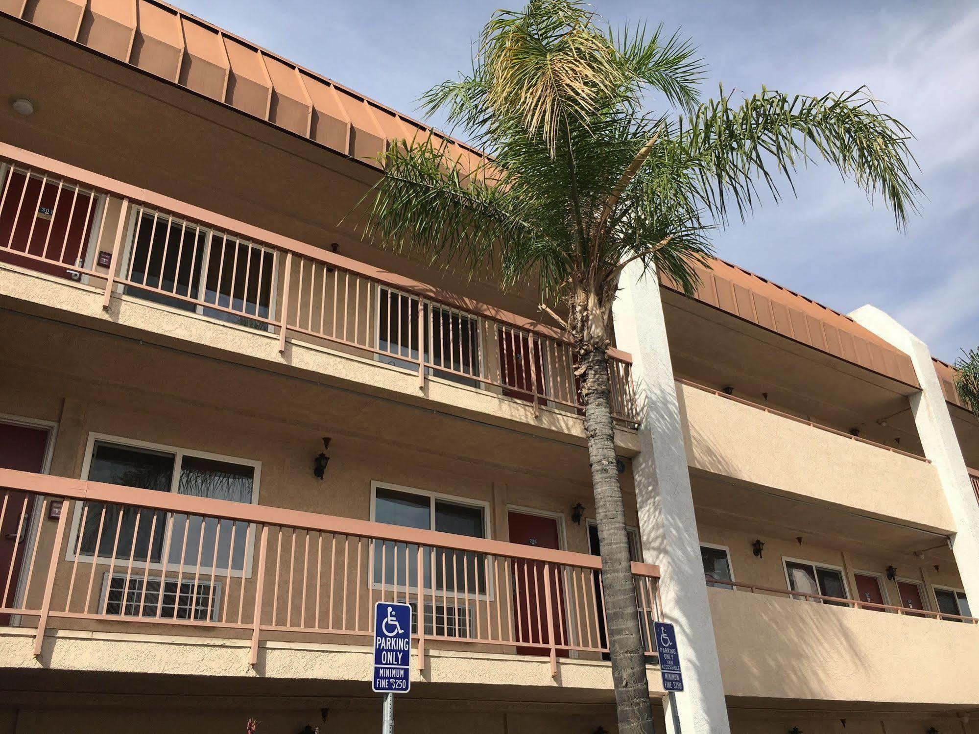 Days Inn By Wyndham Ontario Airport Buitenkant foto