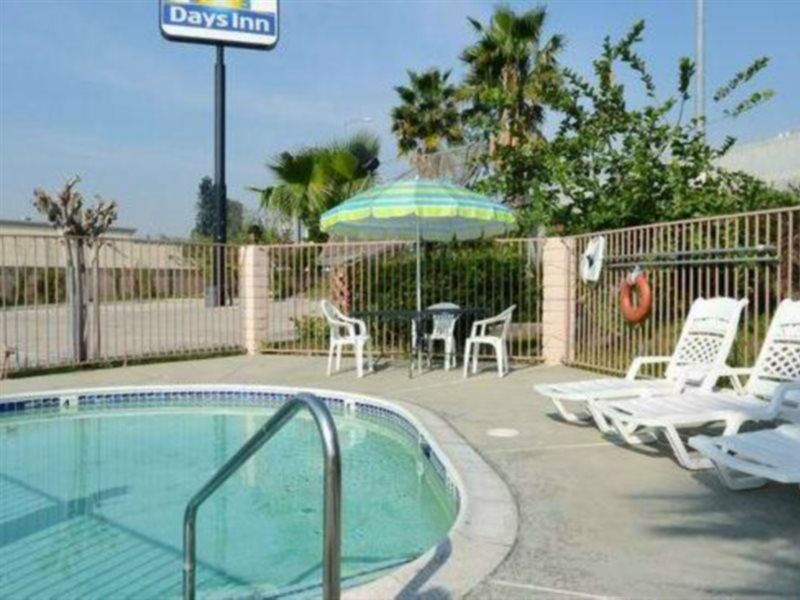 Days Inn By Wyndham Ontario Airport Buitenkant foto